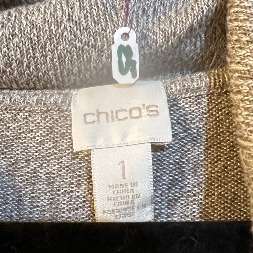 💲 2 💲if BUNDLED 3 or more $2 items Chico's Blue and Gray Top Size 1. C025 - Picture 2 of 8